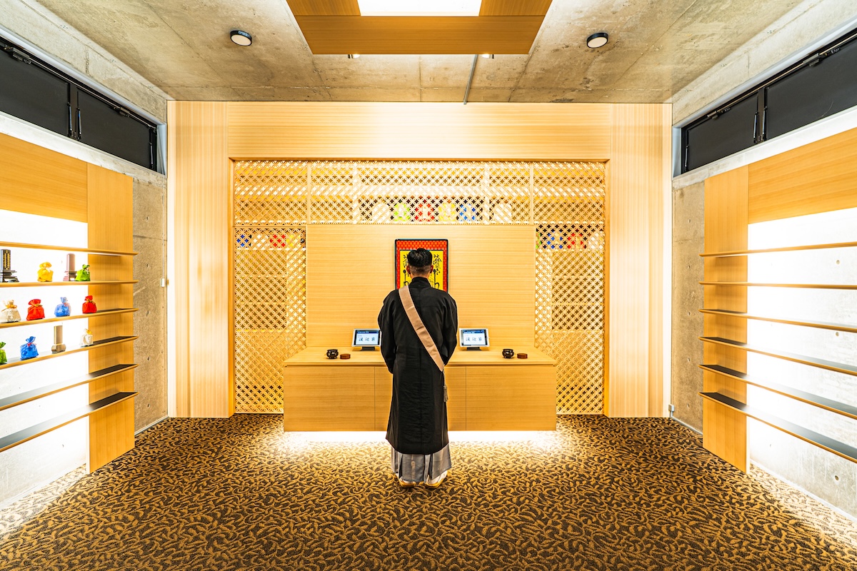 松戸市にある地元寺院 慶国寺で遺骨の一時預けのご供養を行っている納骨堂での様子
