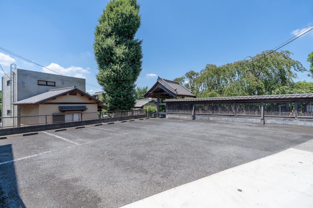 柏市から遺骨の一時預けについて相談される方のための松戸の寺院の本堂前の風景