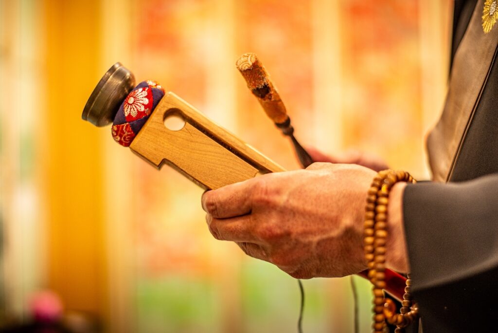 遺骨の一時預けを費用ではなく供養の中身で考えるための慶国寺の供養の様子