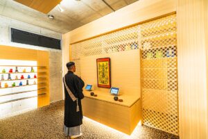 永代供養付き納骨堂内で一時預けのご供養をしている様子