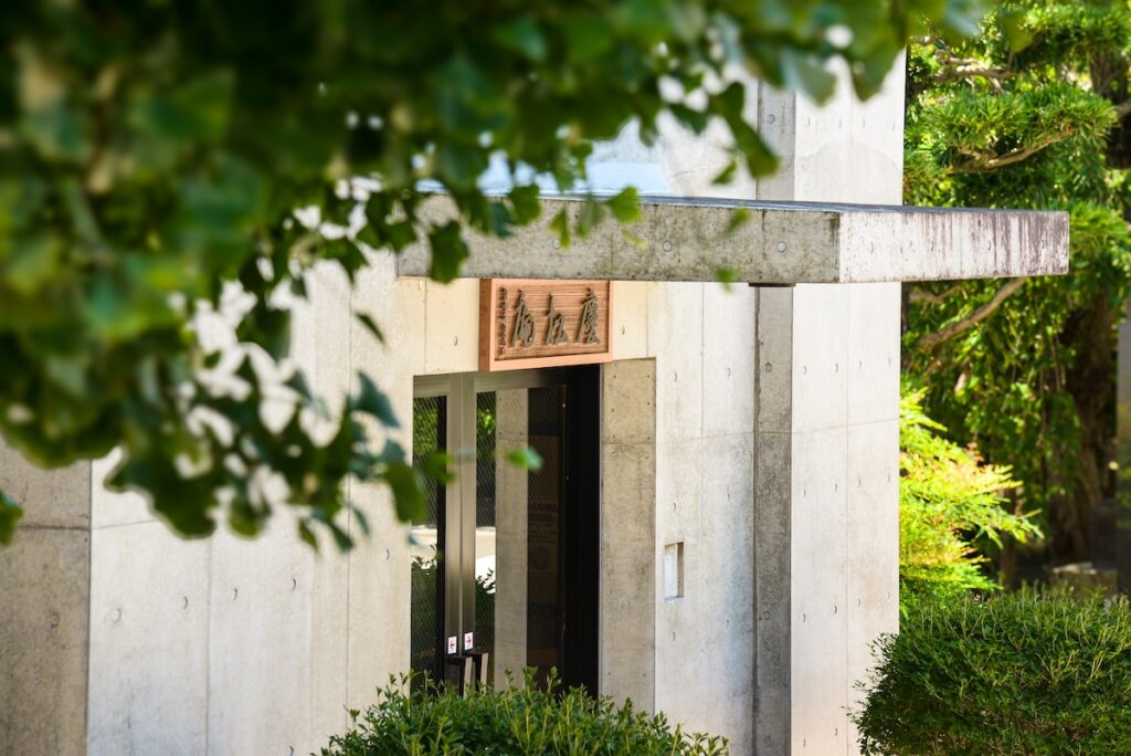 流山市から遺骨の一時預けについて相談できる松戸の寺院 慶国寺にある納骨堂の入り口