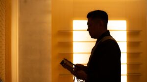 遺骨の一時預けを料金ではなく一年間のご供養として考え、そのご供養をしている慶国寺僧侶の様子