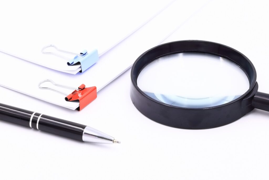 一時預けに必要な書類を整理したり探したりしている様子