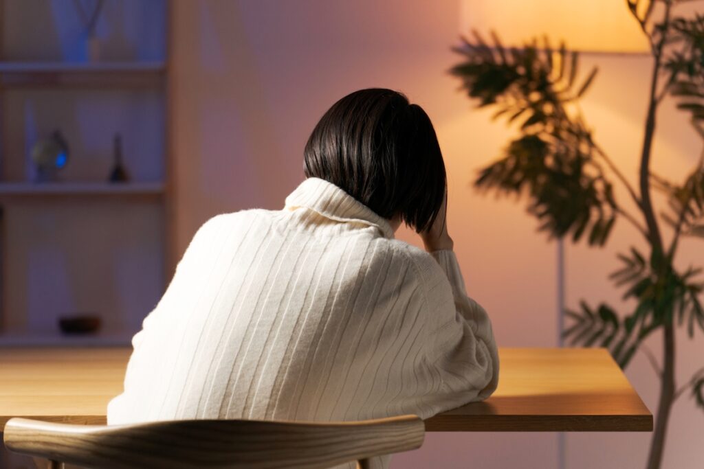 納骨を決められず迷う人の後ろ姿