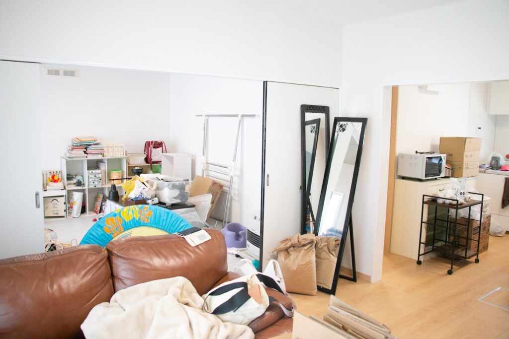 集合住宅の静かな室内風景