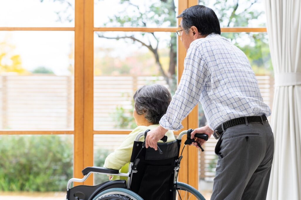 葬儀後に体調を気遣う高齢親子の様子