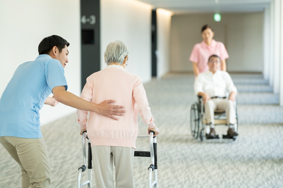 病院や施設を想起させる落ち着いた室内空間