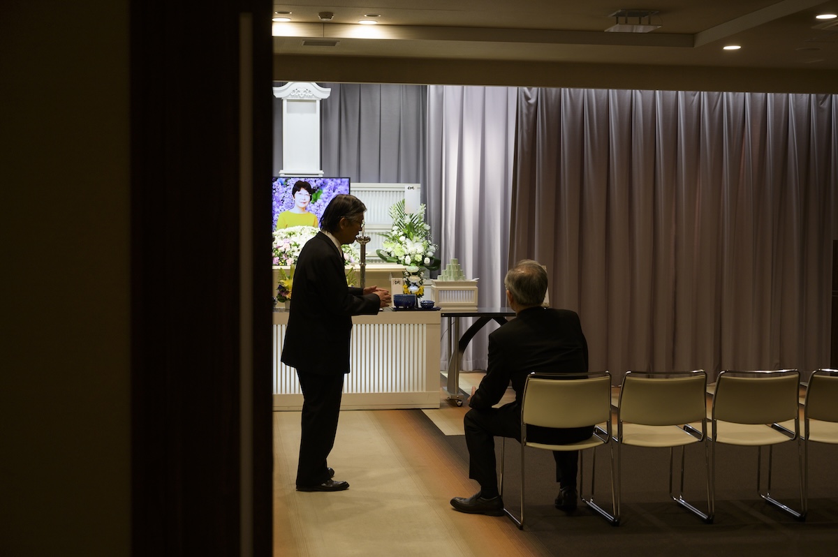 葬儀後に疎遠だった親戚と今後について話しをしている様子